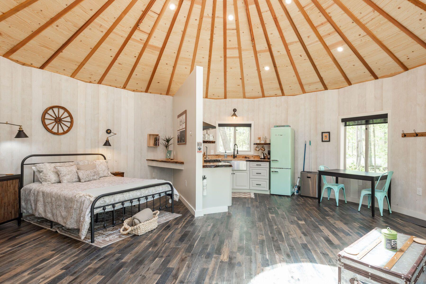 Darling accessible yurt near DC